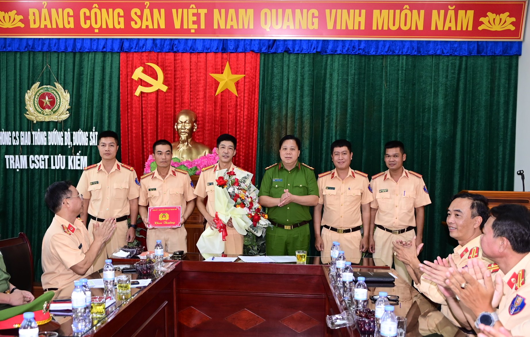 Khen thưởng 2 đơn vị trực thuộc Phòng Cảnh sát giao thông đường bộ - đường sắt